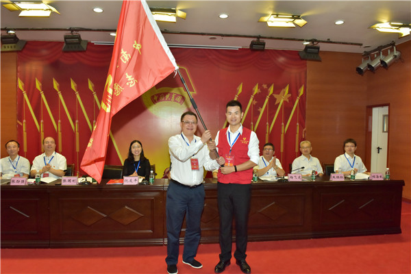 张国刚院长授旗